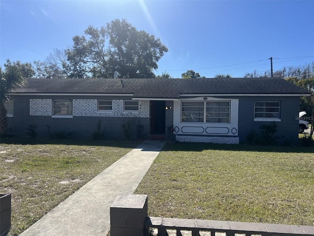 single story home with a front lawn