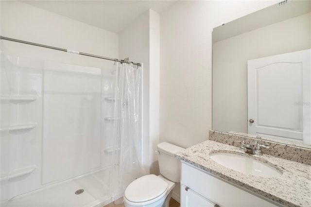 full bathroom featuring toilet, vanity, curtained shower, and visible vents