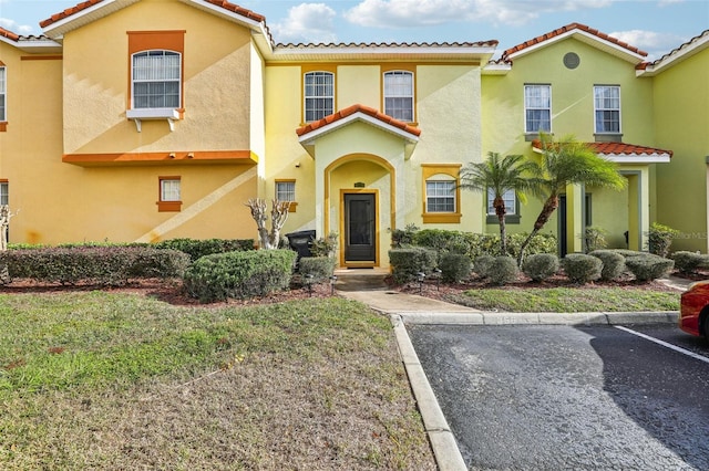 view of mediterranean / spanish-style house