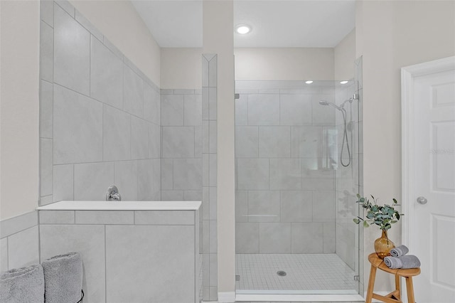 bathroom featuring tiled shower