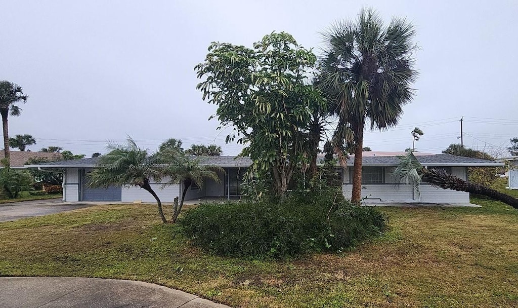 view of front of house featuring a garage and a front yard