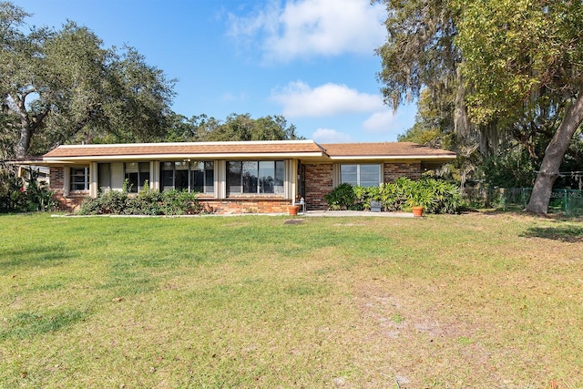 single story home with a front lawn