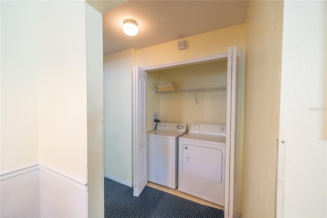 washroom featuring washer and clothes dryer