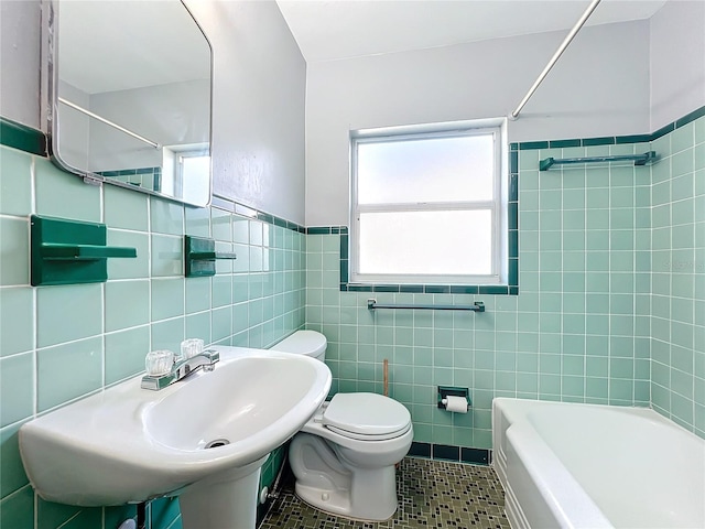 full bathroom featuring shower / bathing tub combination, sink, tile walls, toilet, and tile patterned floors