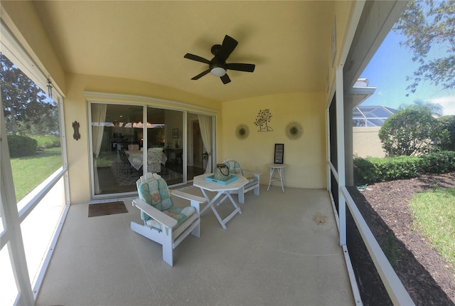 sunroom with ceiling fan