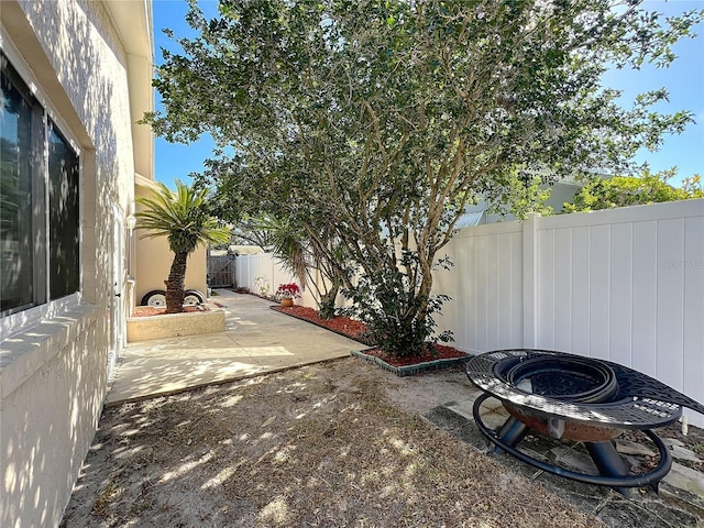 view of yard featuring a patio