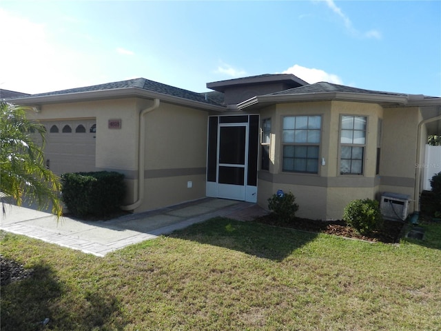 view of front of home featuring a garage and a front yard