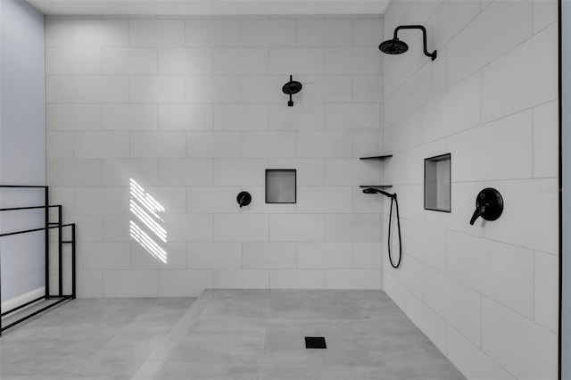 bathroom featuring a tile shower