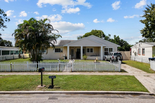 view of front of property featuring a front lawn