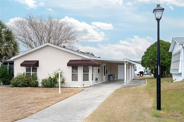 view of front of property featuring a carport and a front yard