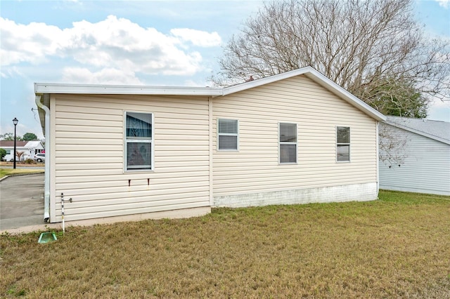 view of side of property featuring a yard
