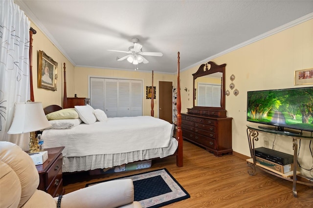 bedroom featuring ornamental molding, hardwood / wood-style floors, ceiling fan, and a closet