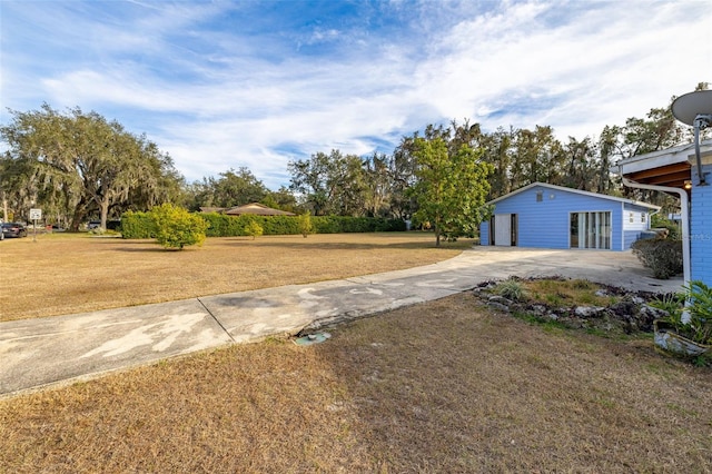 view of yard featuring an outbuilding and a garage