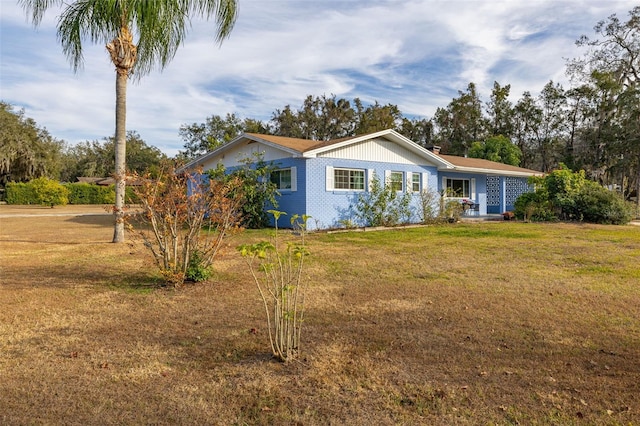 single story home with a front yard