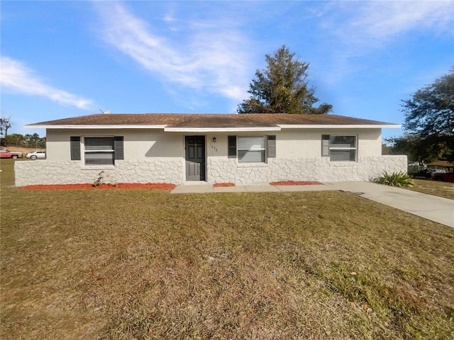 single story home featuring a front lawn