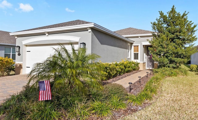 view of front of house featuring a garage and a front yard