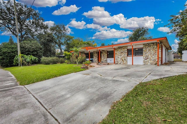 single story home featuring a front yard