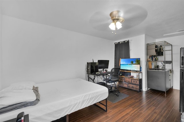 bedroom featuring dark hardwood / wood-style floors and ceiling fan