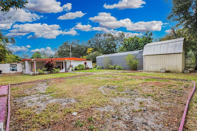 view of yard with an outbuilding