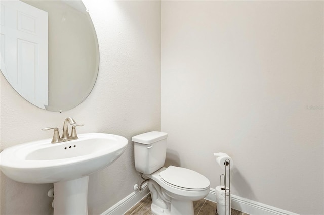 bathroom featuring sink and toilet