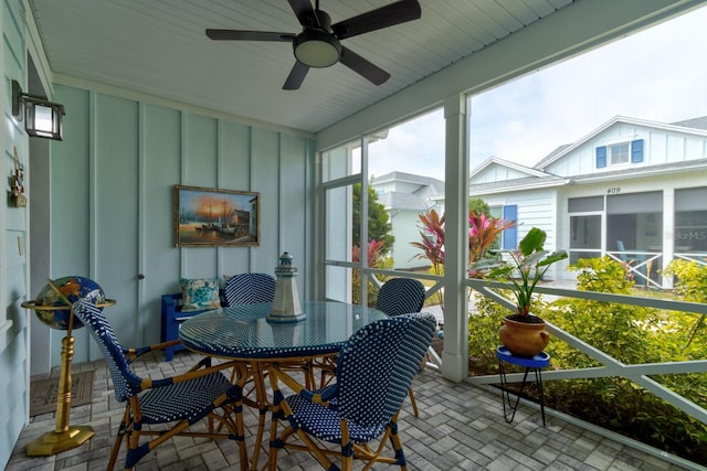 sunroom with ceiling fan