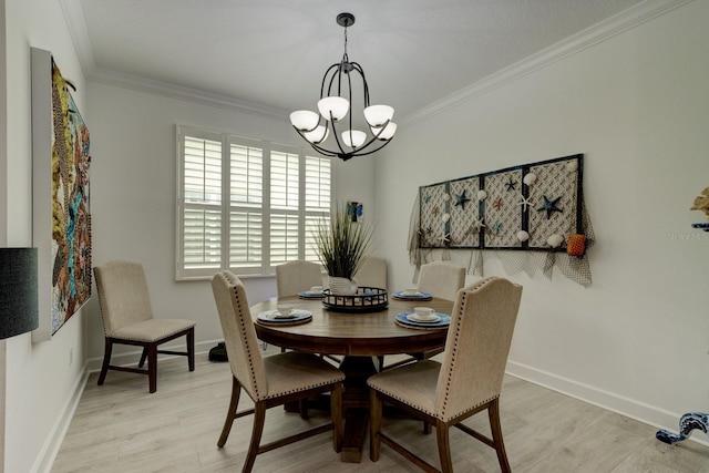 dining space featuring an inviting chandelier, ornamental molding, and light hardwood / wood-style floors