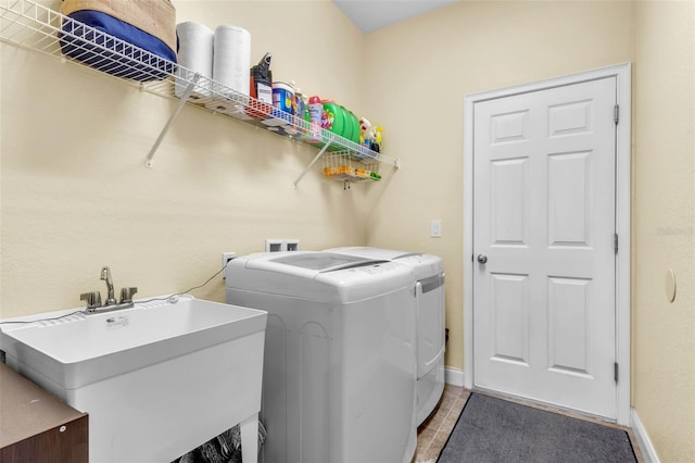 laundry room with sink, tile patterned floors, and independent washer and dryer