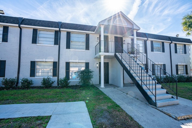 view of front facade featuring a front lawn