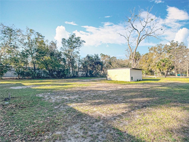 view of yard featuring an outbuilding