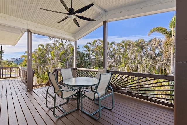 sunroom with ceiling fan