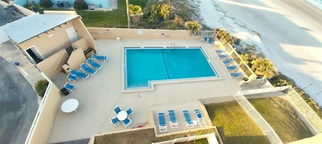 view of swimming pool