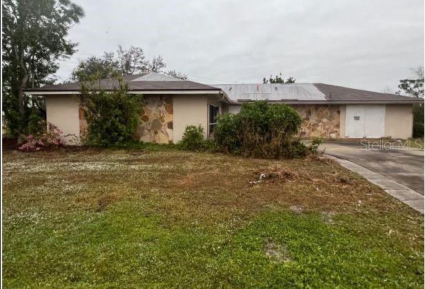 single story home featuring a front yard