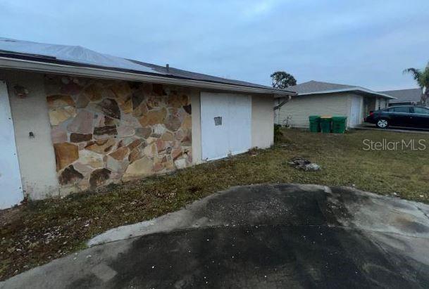 view of side of property featuring a lawn