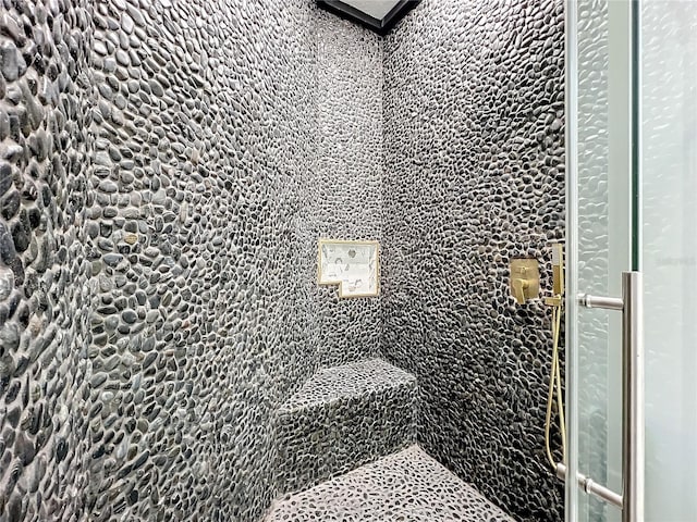 bathroom featuring a tile shower