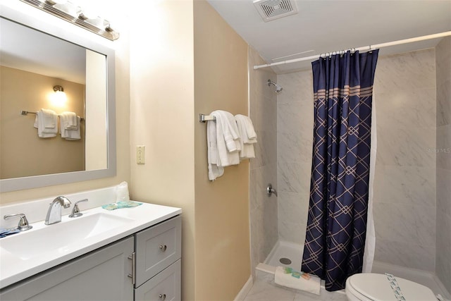 bathroom featuring a shower with curtain, vanity, and toilet