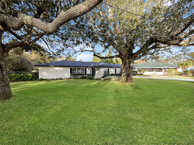 ranch-style house featuring a front yard