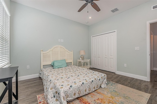 bedroom featuring dark wood-type flooring, ceiling fan, and a closet