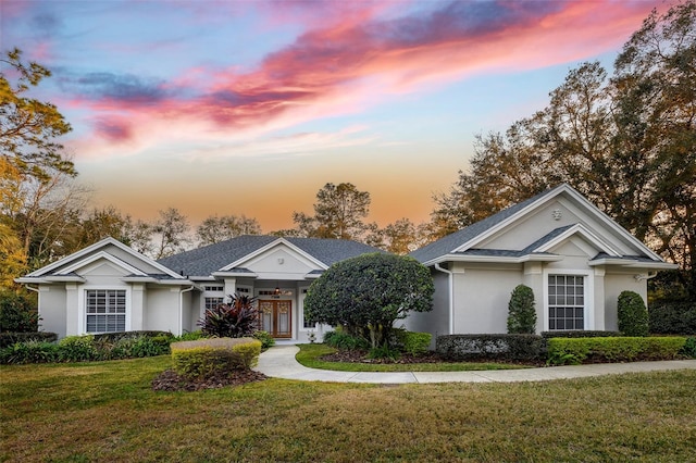 view of front of property featuring a yard