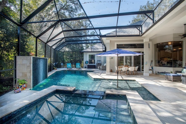 view of swimming pool with a lanai, a patio, ceiling fan, and an in ground hot tub