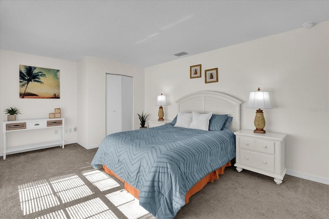 bedroom featuring carpet flooring and a closet