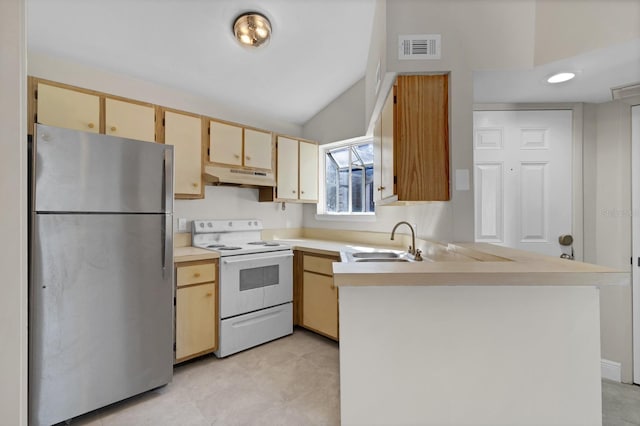 kitchen with stainless steel refrigerator, lofted ceiling, sink, electric range, and kitchen peninsula