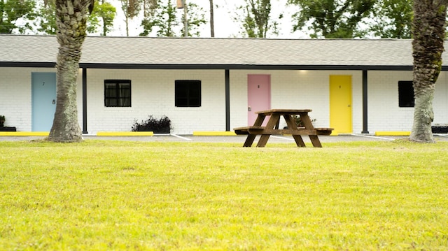 single story home featuring a front yard