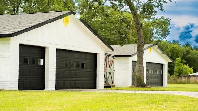 view of front of home featuring a garage and a front yard