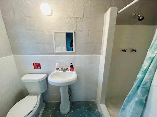 bathroom with toilet, a shower with shower curtain, and tile walls