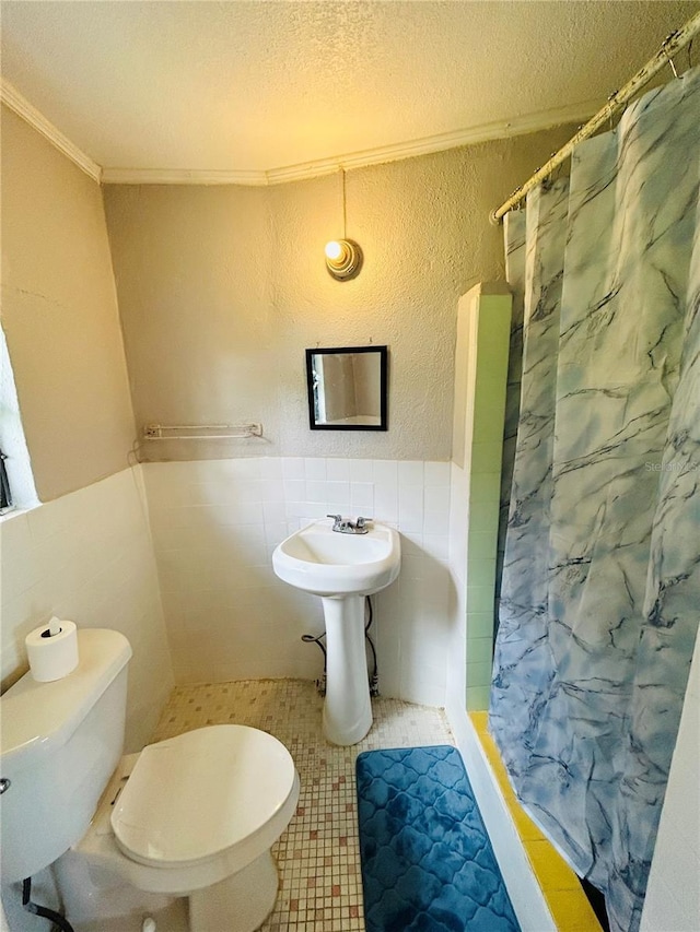 bathroom featuring tile walls, toilet, crown molding, a textured ceiling, and a shower with shower curtain