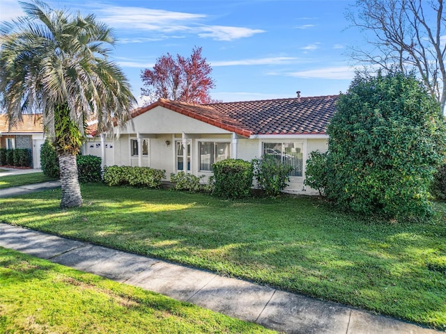 view of front of home featuring a front yard