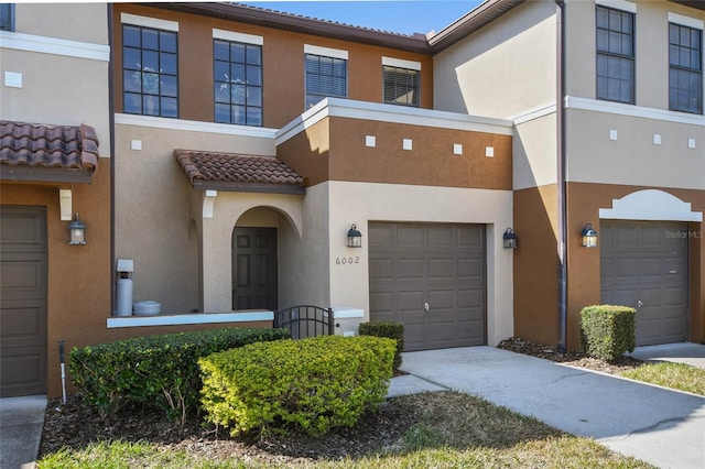 view of front of property featuring a garage