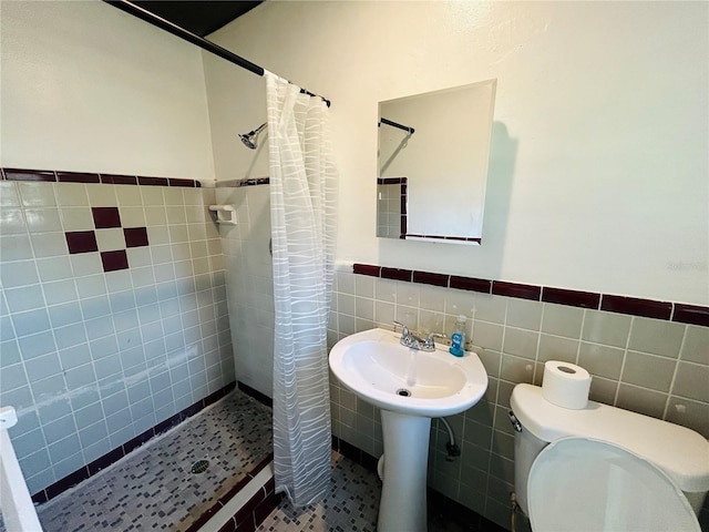 bathroom featuring a shower with curtain, tile walls, and toilet