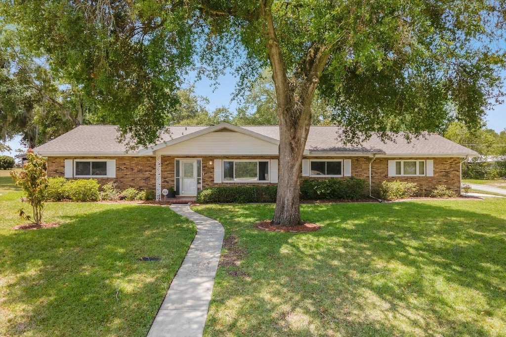 single story home featuring a front yard