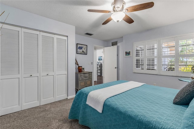 bedroom with ceiling fan, carpet flooring, a textured ceiling, and a closet